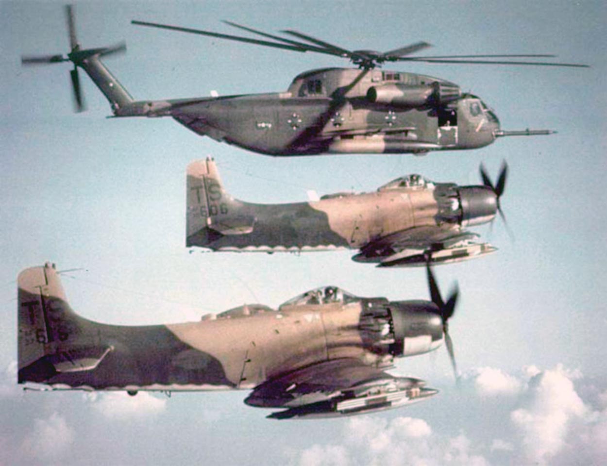 File:USAF helicopters training for Son Tay raid 1970.jpg - Wikimedia Commons