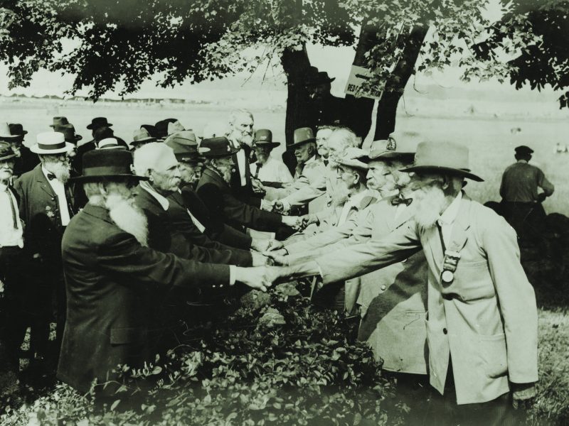 gettysburg-veterans-handshake