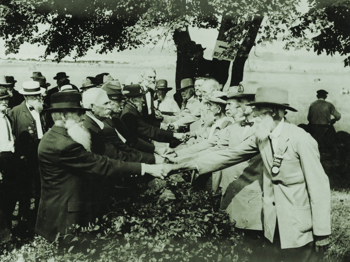 gettysburg-veterans-handshake