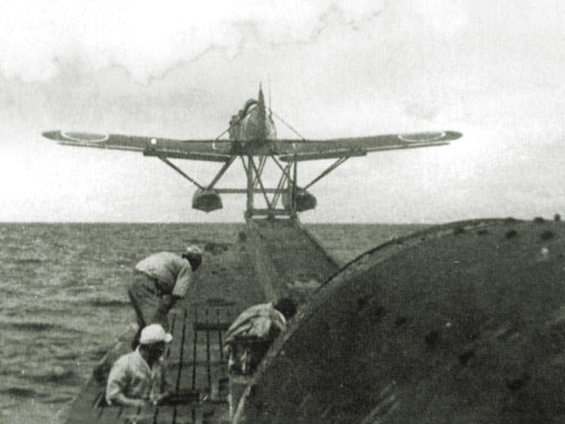 japan-yokosuka-e14y-floatplane-takeoff-from-carrier