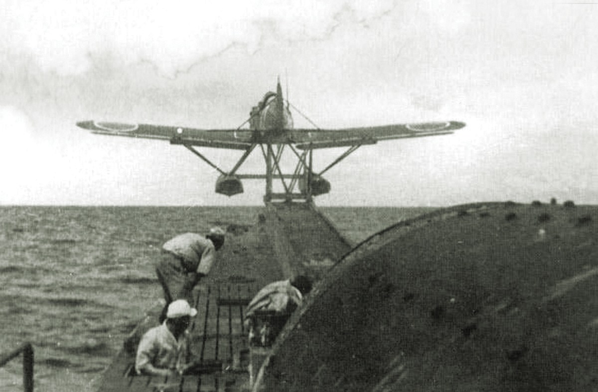 japan-yokosuka-e14y-floatplane-takeoff-from-carrier