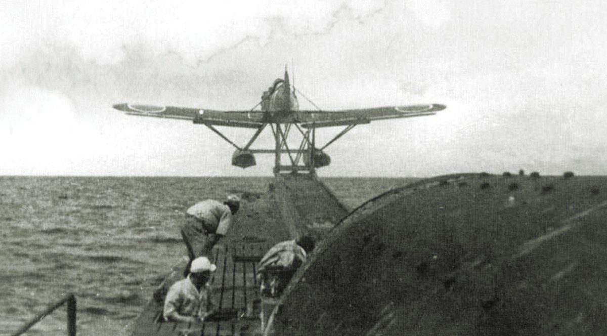 japan-yokosuka-e14y-floatplane-takeoff-from-carrier