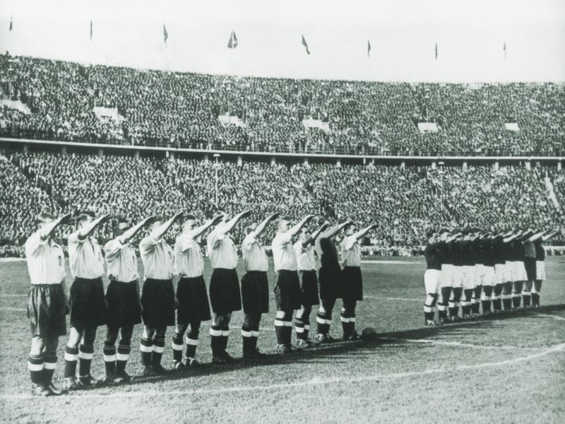 England's soccer team gives Nazi salute