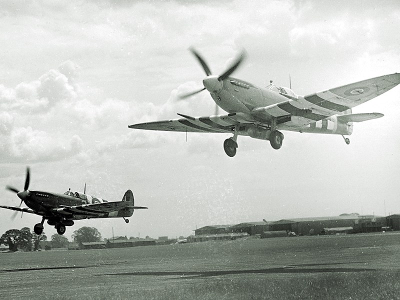 ww2-britain-supermarine-spitfire-fighter-takeoff
