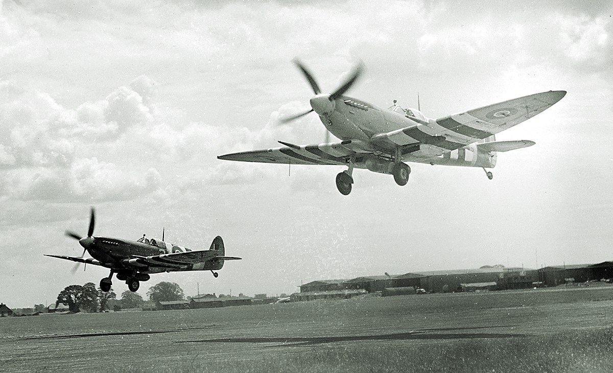 ww2-britain-supermarine-spitfire-fighter-takeoff