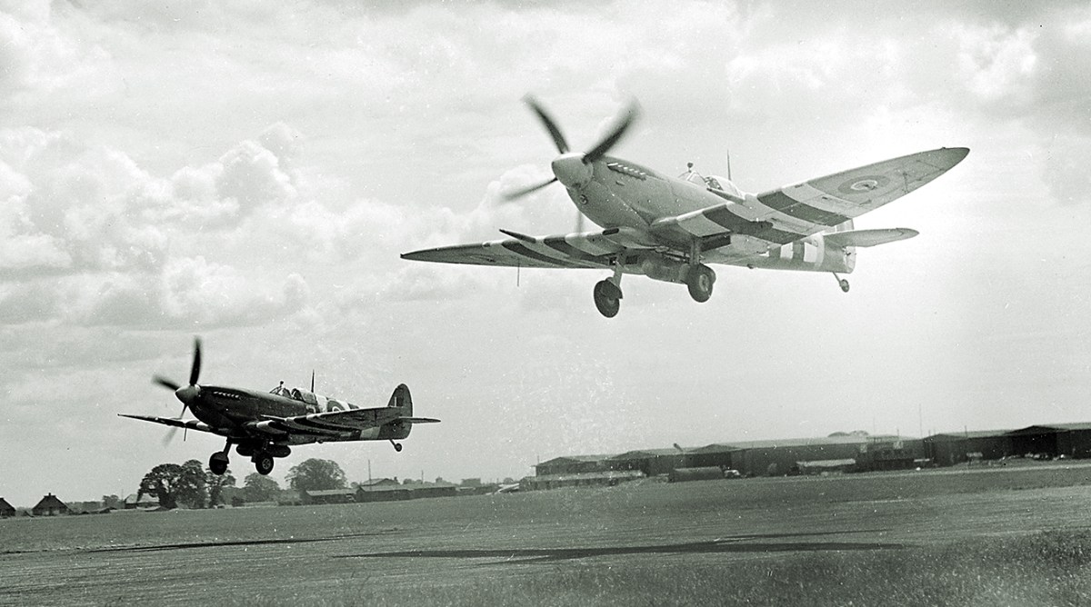 ww2-britain-supermarine-spitfire-fighter-takeoff