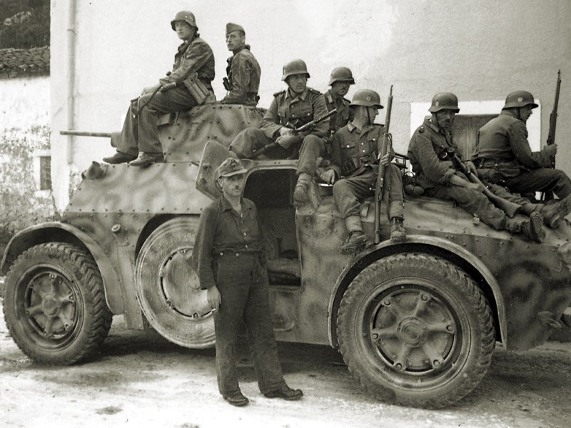 ww2-italy-autoblinda-armored-car-soldiers