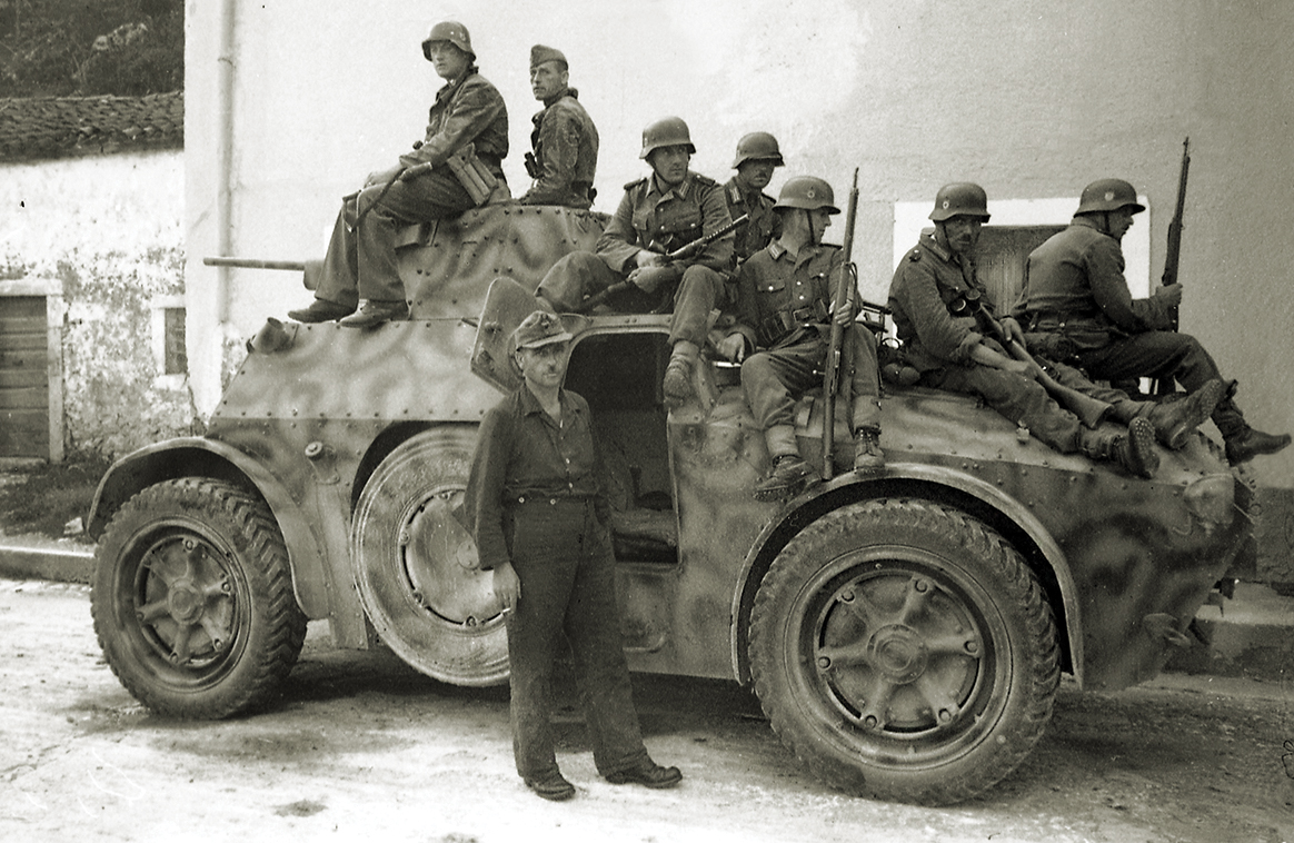 ww2-italy-autoblinda-armored-car-soldiers