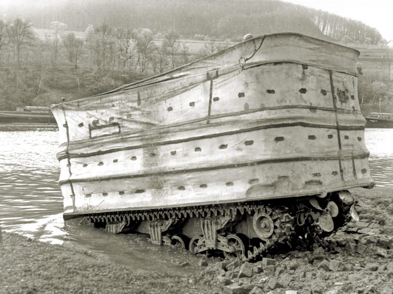 ww2-sherman-dd-tank-water