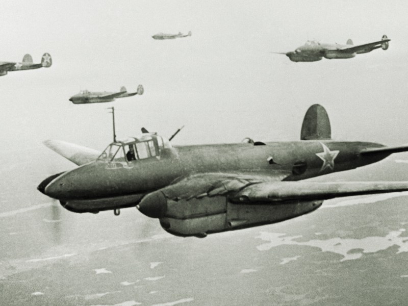 ww2-soviet-petlyakov-tactical-bomber-flight