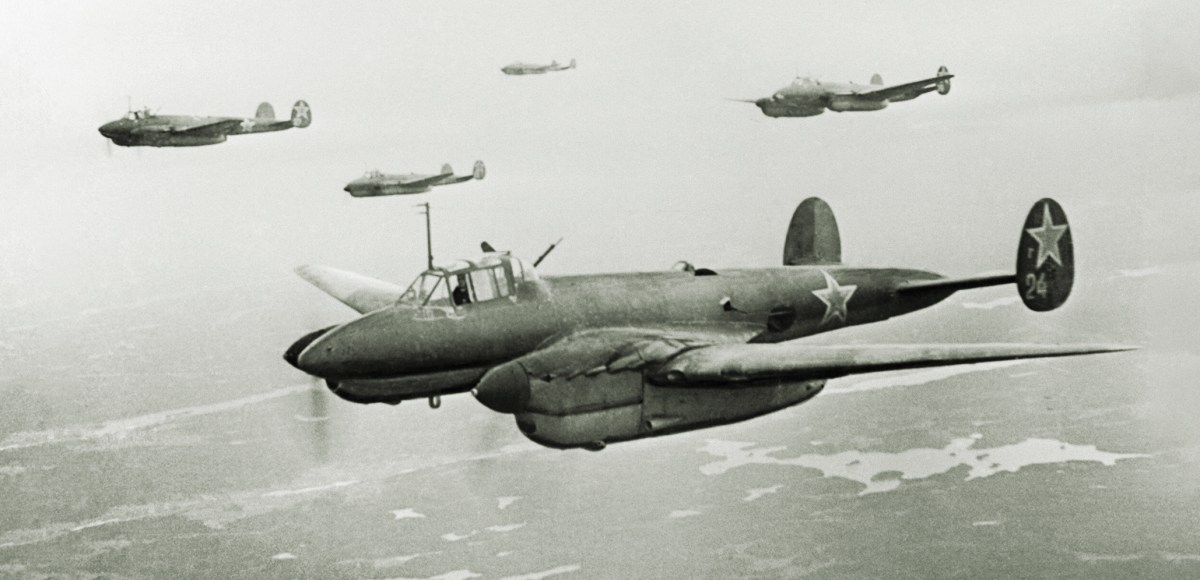ww2-soviet-petlyakov-tactical-bomber-flight