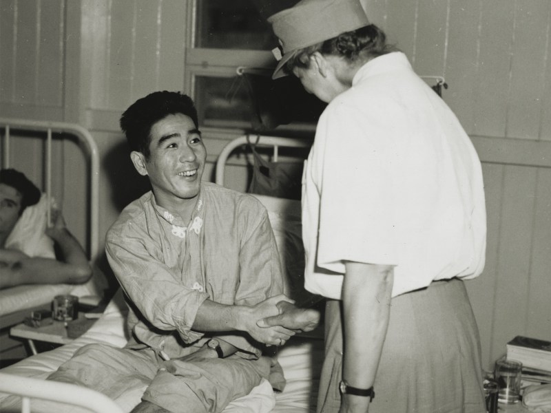 ww2-eleanor-roosevelt-hospital-visit
