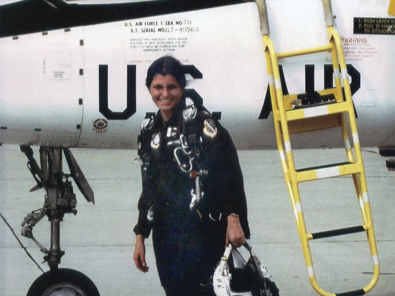 carmen-lucci-aviator