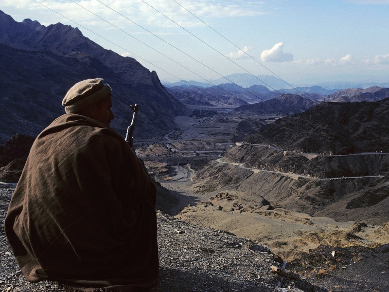 Photo of a Pashtun soldier guarding the Khyber Pass road from Pakistan to the Afghanistan border. | Location: Khyber Pass Valley, NW Frontier, Pakistan.