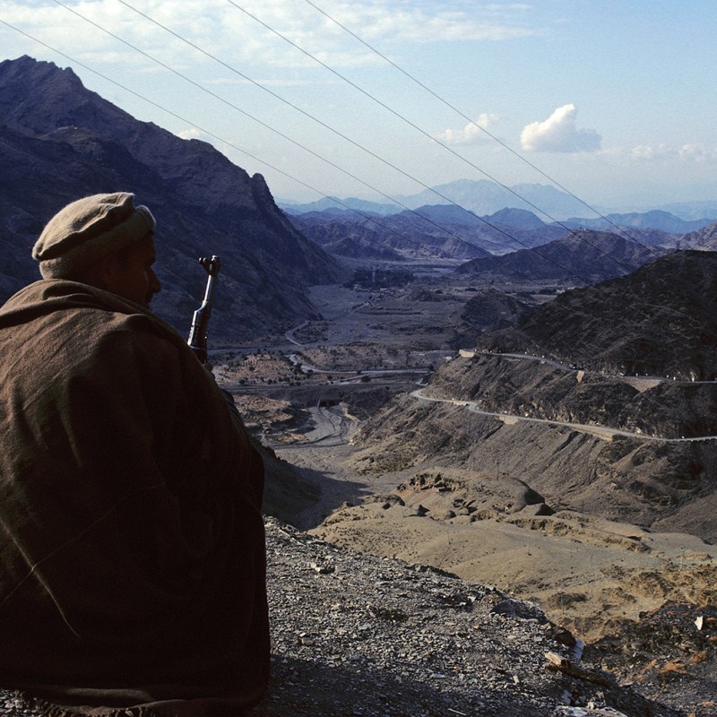 Photo of a Pashtun soldier guarding the Khyber Pass road from Pakistan to the Afghanistan border. | Location: Khyber Pass Valley, NW Frontier, Pakistan.