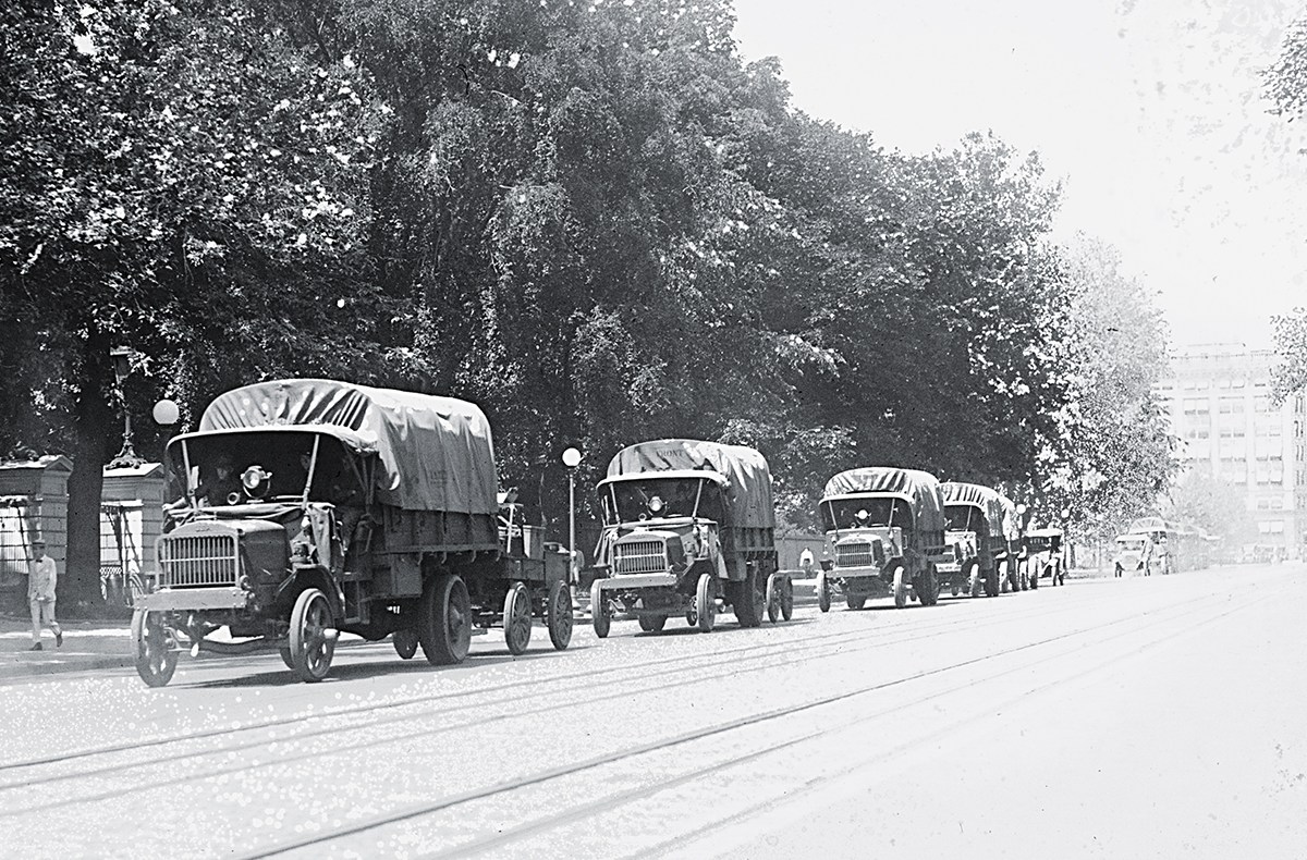 Photo of Trucks of the Motor Transport Corps which left Washington today on a trans-continental trip to the Pacific Coast. The Start was made from the zero-mile stone at the south front of the White House.