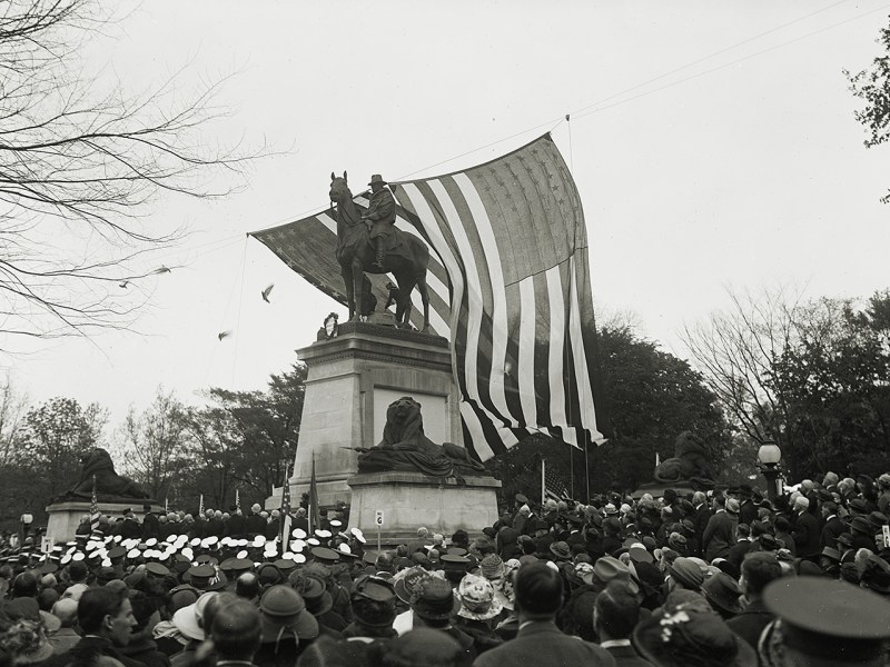 Photo of a crowd at Ulysses S. Grant Memorial at U.S. Capitol, Washington, D.C.