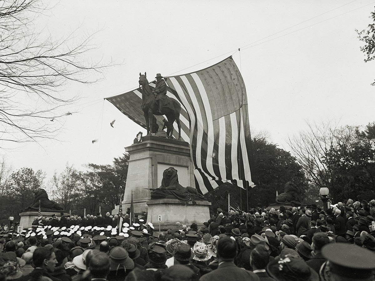 Photo of a crowd at Ulysses S. Grant Memorial at U.S. Capitol, Washington, D.C.