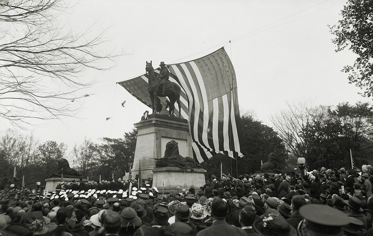 Photo of a crowd at Ulysses S. Grant Memorial at U.S. Capitol, Washington, D.C.